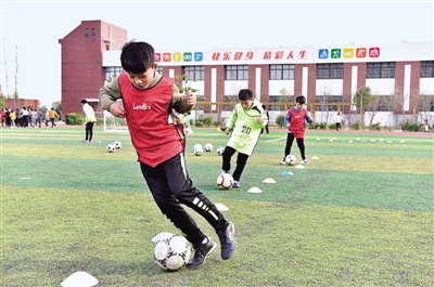 小学生下午放学早没人接,家长头疼港区多所小学实行"免费托管" 踢足球