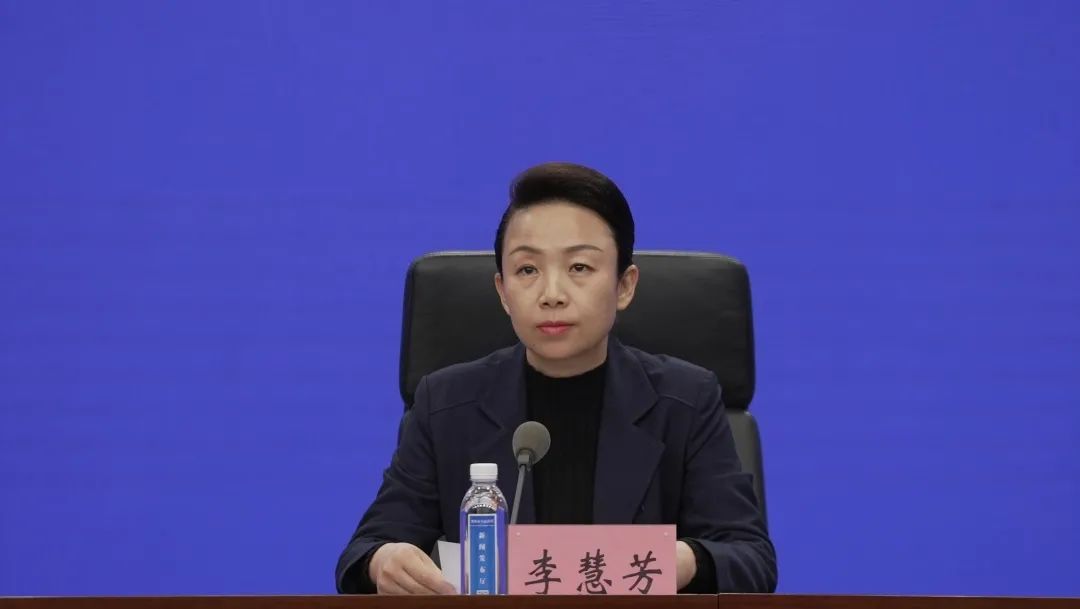 首页>>媒体聚焦>>内容首先,请李慧芳女士宣读《郑州市疫情防控指挥部