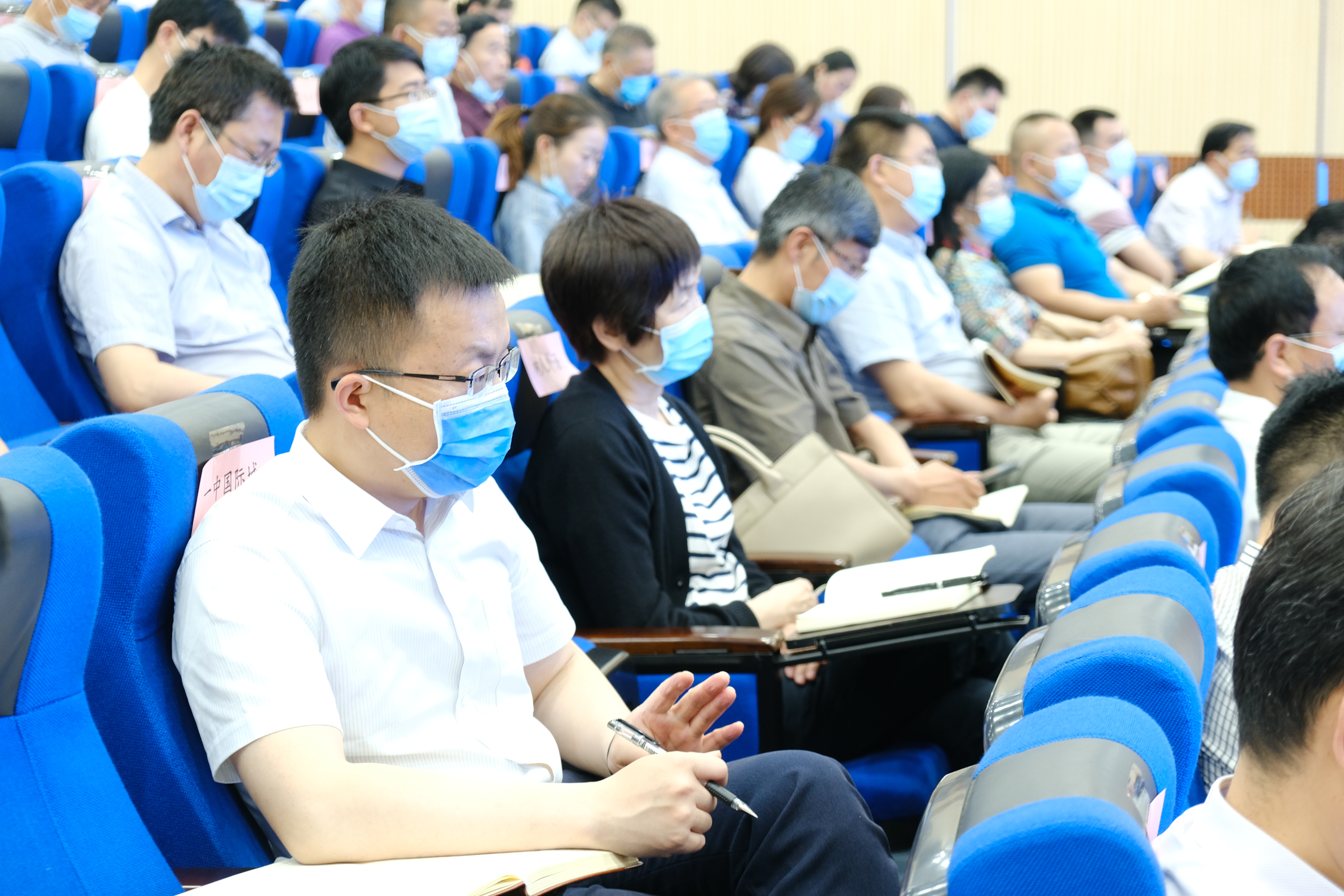 参会人员认真听讲.JPG