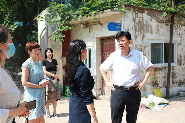 楚惠东实地察看郑州市教工幼儿园旧园址的情况.jpg