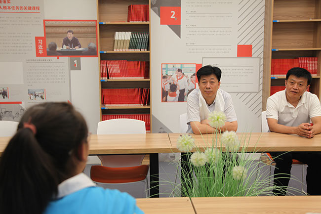 楚惠东与郑州市第四高级中学西藏班学子交谈 (1).JPG