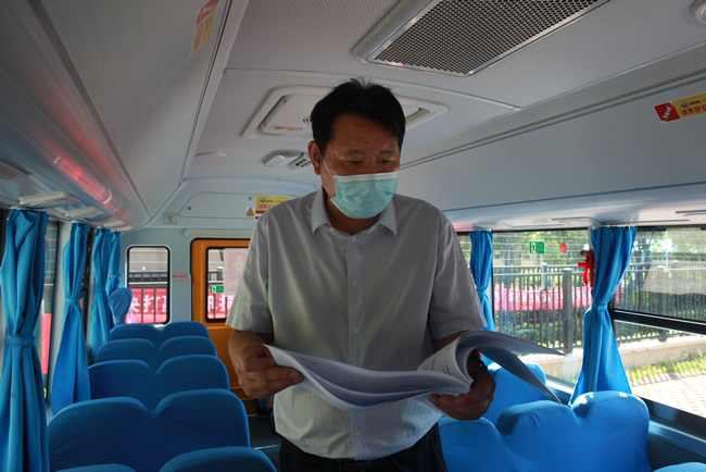 市教育局党组成员、三级调研员郭跃华登上校车查阅校车运行登、统计台账。.jpg