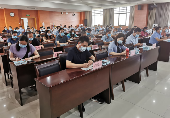 市管民办高中、中专学校校长参加会议。.jpg