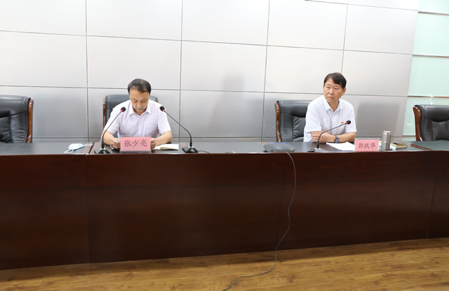 郑州市教育局领导张少亮、郭跃华出席会议。.jpg