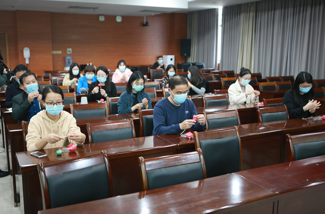 11月5日下午，一场“非物质文化遗产（面塑）项目讲解及现场体验”道德讲堂活动在郑州市教育局举行。.jpg