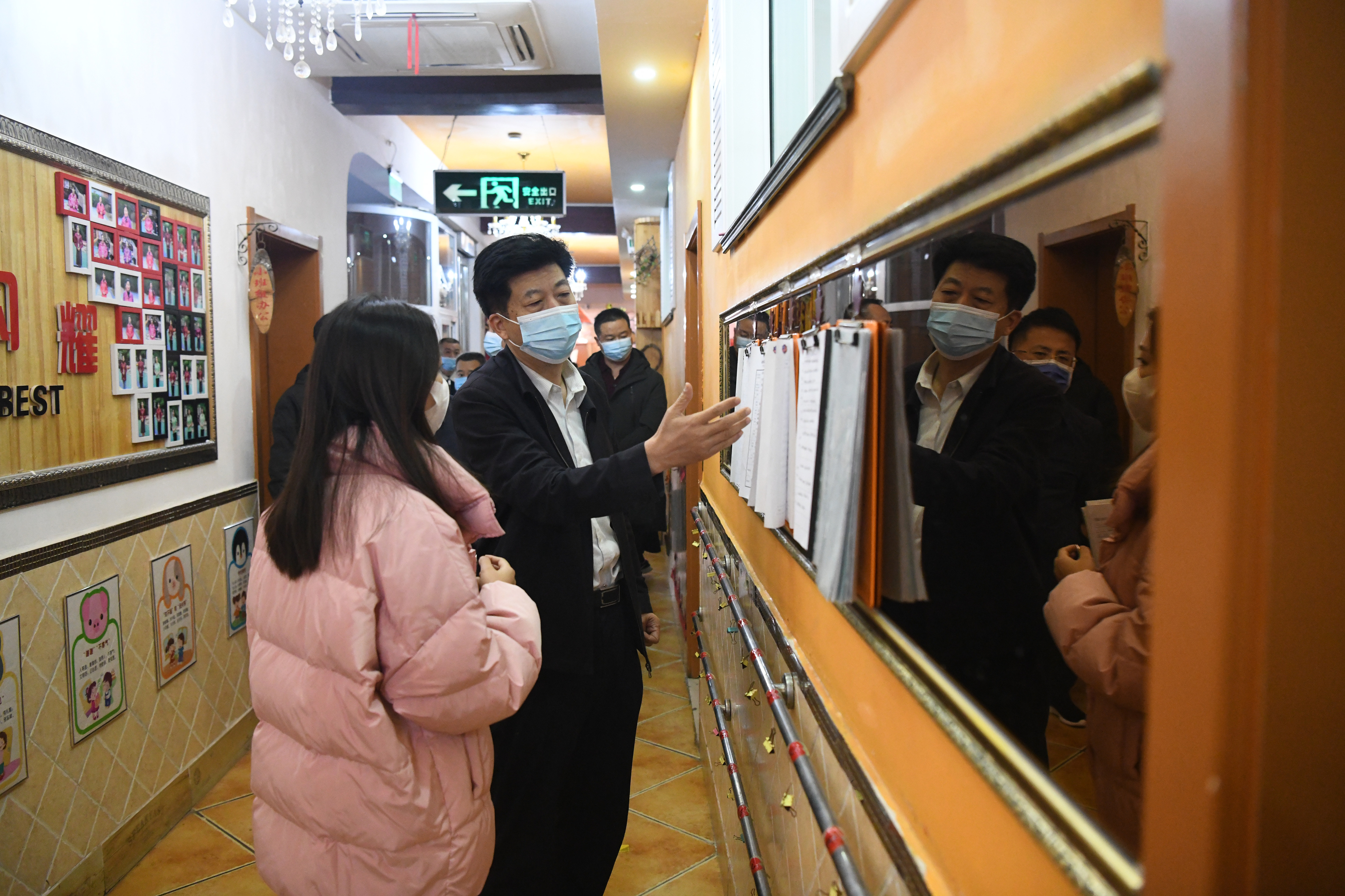 楚惠东检查福思特幼儿园疫情防控制度.jpg
