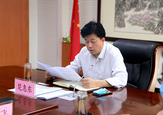 郑州市教育局党组书记、局长楚惠东带领大家集中学习《中国共产党第十九届中央委员会第六次全体会议公报》.jpg
