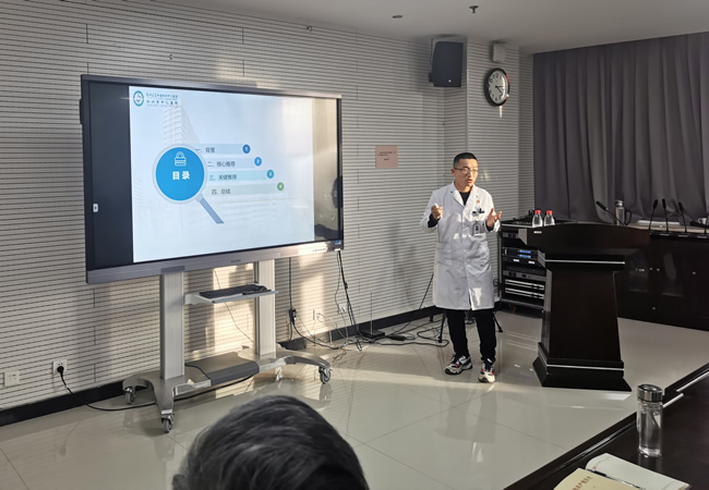郑州市中心医院营养科主治医师吕鹏主讲《关注营养 健康生活——中国居民膳食指南解读》的讲座.jpg