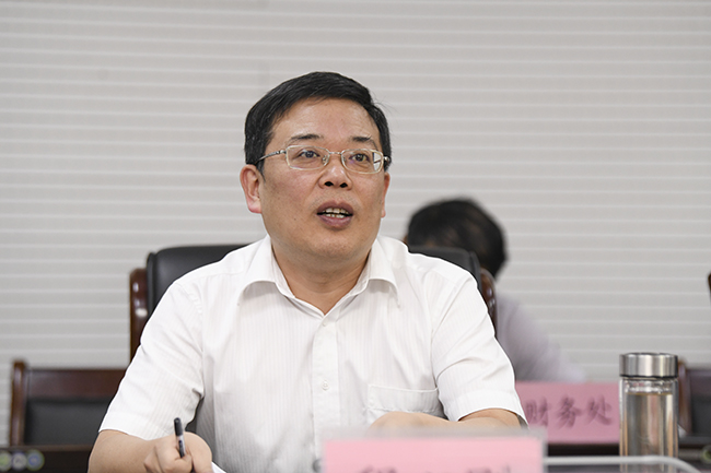 2市教育局党组副书记程心刚向市委办公厅督查组汇报市教育局乡村振兴与巩固脱贫攻坚工作情况.jpg