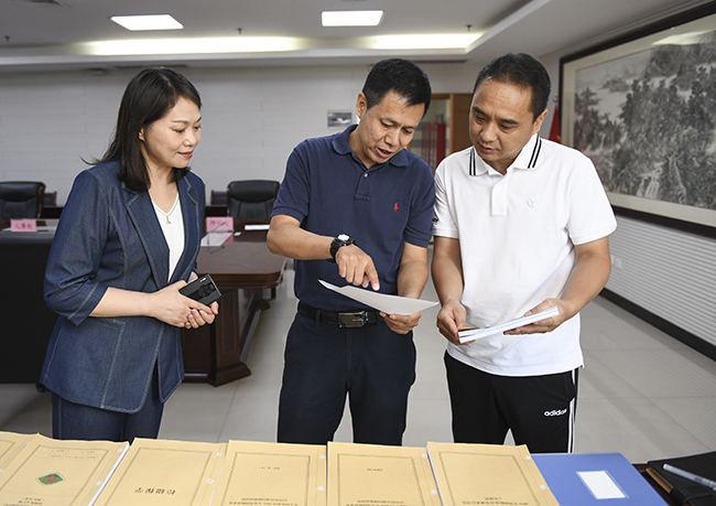 4督察组对市教育局巩固拓展脱贫攻坚成果后评估工作档案进行了逐一审核和指导.jpg