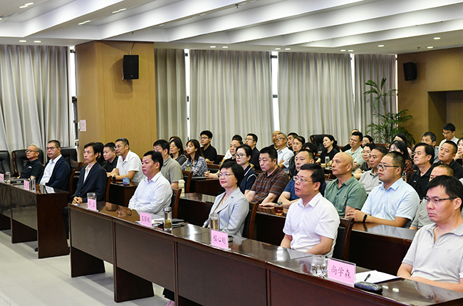 大家认真观看纪念中国人民抗日战争暨世界反法西斯战争胜利80周年活动1.jpg