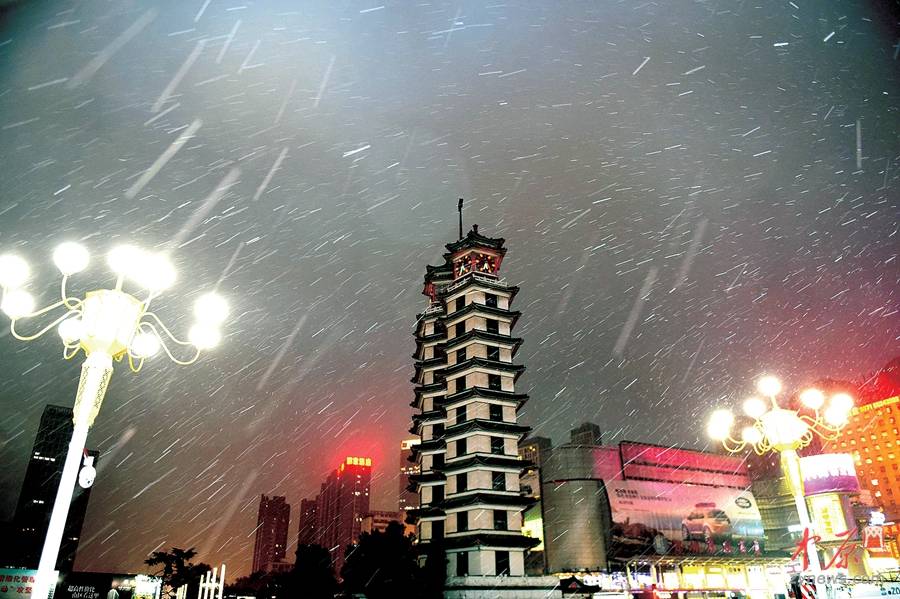郑州23日迎来今冬初雪,今天雪力加强