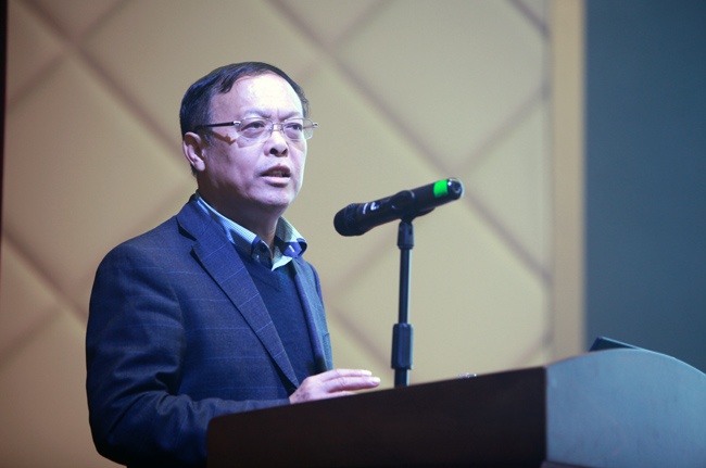 郑州市教育局副局长田保华为与会人员作专题报告