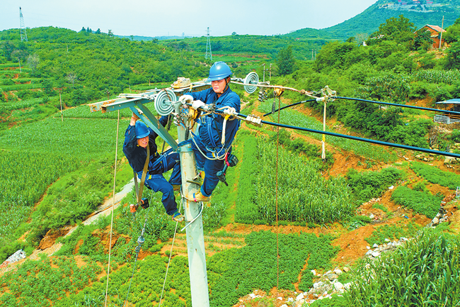 国网滑县供电公司抗洪抢险队电力职工在安阳水冶镇天喜镇村.jpg