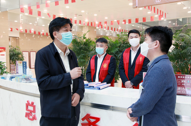 1.在郑州市行政服务大厅，楚惠东详细了解办事群众的办理事项.jpg