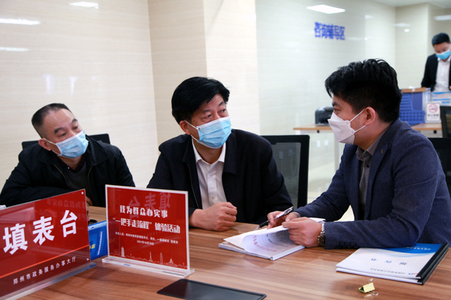2.楚惠东以工作人员的身份辅导办事群众填写表格.jpg
