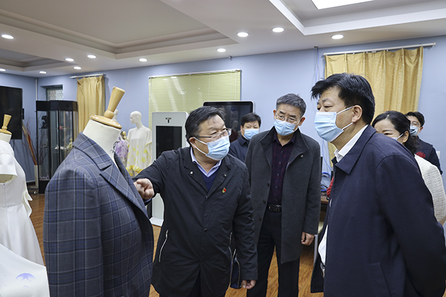１楚惠东在郑州市科技工业学校服装实训大楼、航空模拟舱、中心机房等场所进行实地查看.jpg