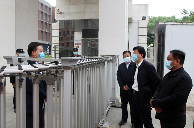 郑州市教育局党组书记、局长楚惠东一行在郑州轻工业大学科学校区校门口，了解该校疫情防控各项举措。.jpg