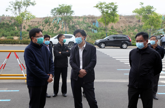 在郑州中学红梅街校区校门口，楚惠东一行听取该校疫情防控工作开展情况。.jpg