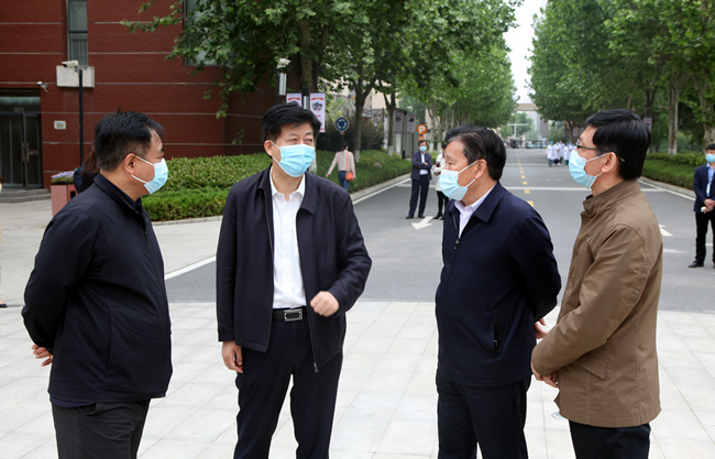 楚惠东一行督导郑州市第五十八中学疫情防控工作.jpg