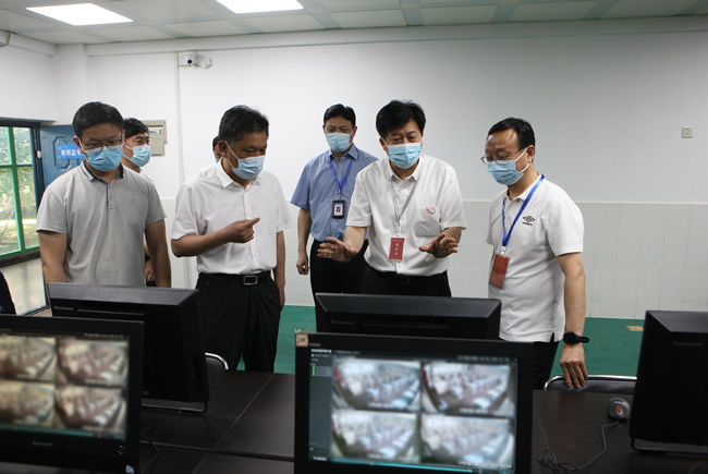 河南省教育考试院院长董学胜，郑州市教育局党组书记、局长楚惠东查看郑州市第四十七高级中学考点视频监控室.jpg