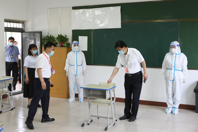郑州市教育局党组书记、局长楚惠东一行查看郑州市第十一中学考点备用隔离考场.jpg