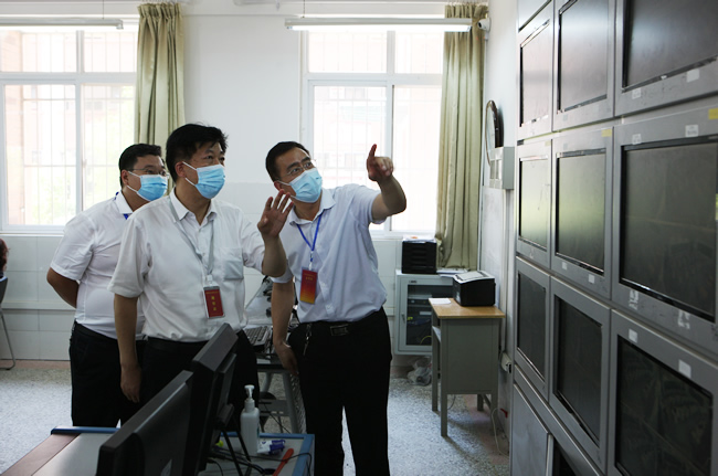 察看考点视频监控室.jpg