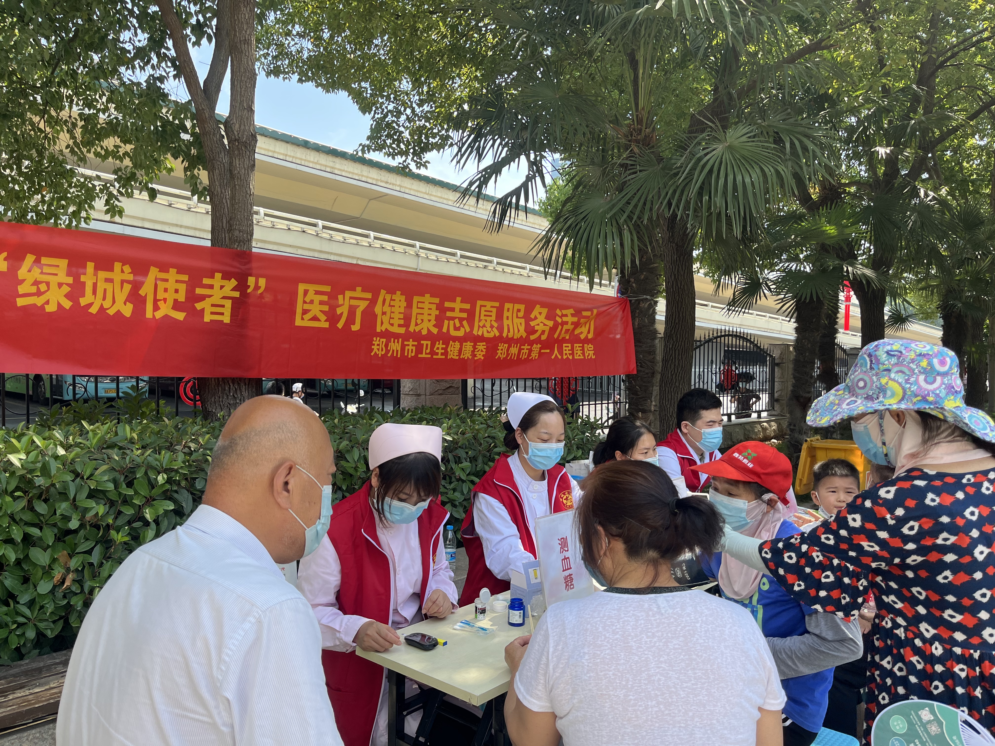 市一院6.18组织志愿者前往紫荆山广场开展健康义诊志愿服务活动4.jpg