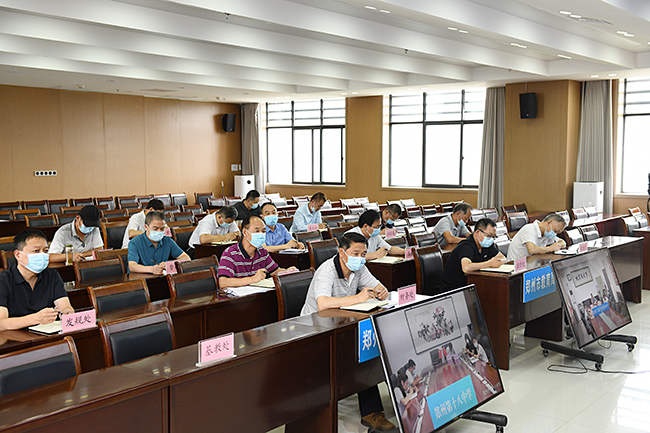 参会人员认真听会.jpg