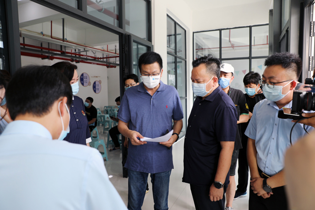 王巨涛一行在郑东新区龙腾小学调研小学入学报名工作.jpg