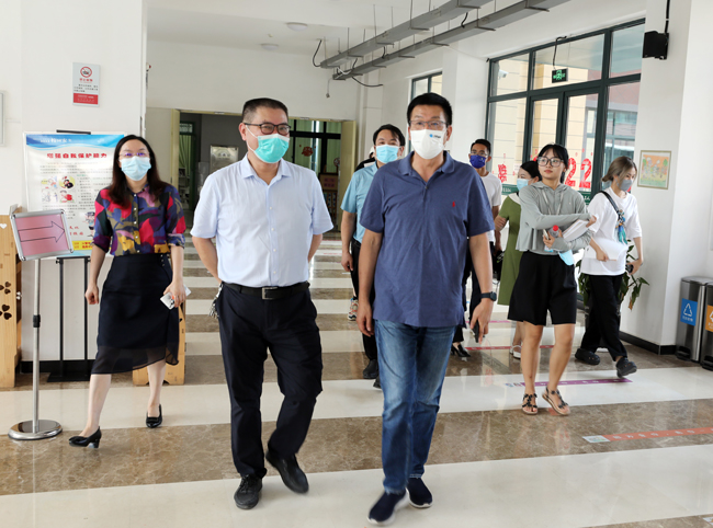 王巨涛一行在经开区外国语第二小学调研小学入学报名情况.jpg