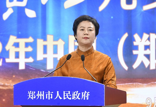 李  芳.jpg