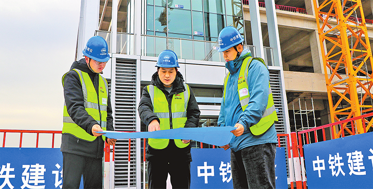 1月21日，由中铁建设集团建设的中原科技城科技创新园项目，技术人员在检查玻璃幕墙施工质量。（记者 聂冬晗 摄）