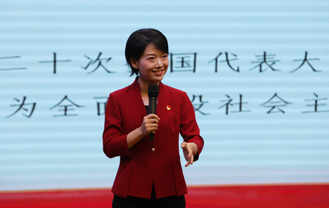 2022全国最美教师、郑州大学马克思主义学院教师周荣方作师德报告《“行走的思政课” 让青春绽放绚丽之花》.jpg