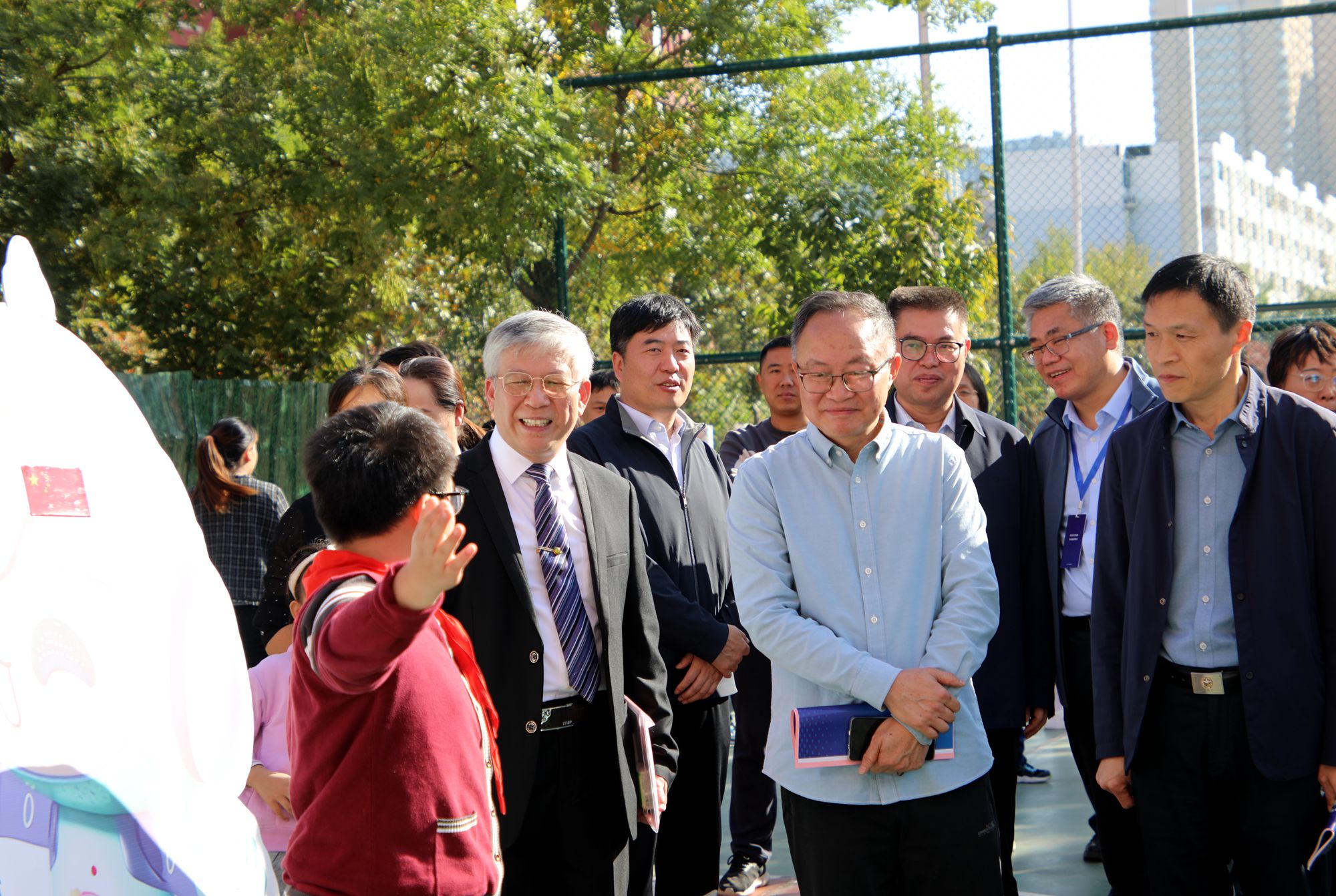 与会专家领导参观郑东新区中小学科技教育成果展示区.jpg