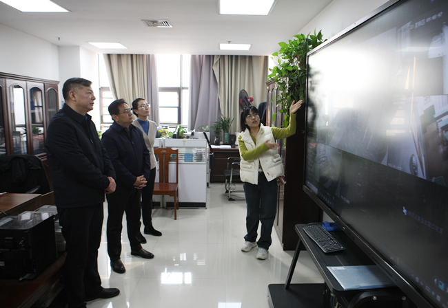 省教育厅调研组一行现场观看并操作郑州市学科类校外培训机构视频监控监管平台、“随手拍”小程序的管理及使用情况。.jpg