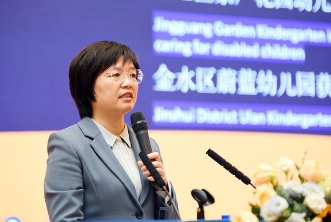 郑州市教育局党组书记、局长王丽娟介绍我市融合教育有关工作举措。.jpg