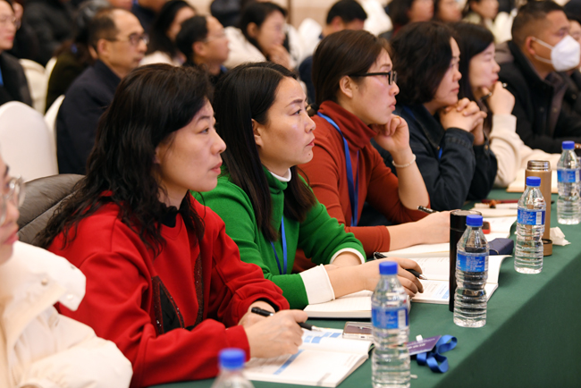 与会人员认真听会.jpg