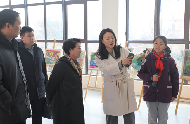 教育部联合调研组一行了解郑州市中原区建设路小学学生文创作品.jpg