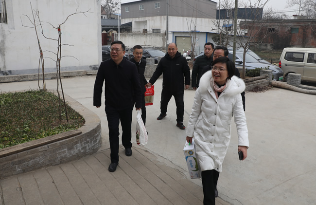 1月30日上午，郑州市教育局领导王丽娟、程心刚一行来到新郑市辛店镇王庄村，慰问困难群众，送上新春祝福。.jpg