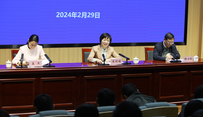 出席会议的领导(4).jpg
