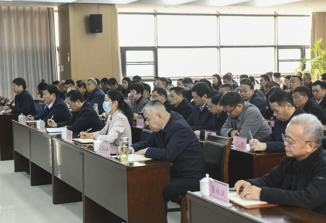 参会人员认真听会.jpg