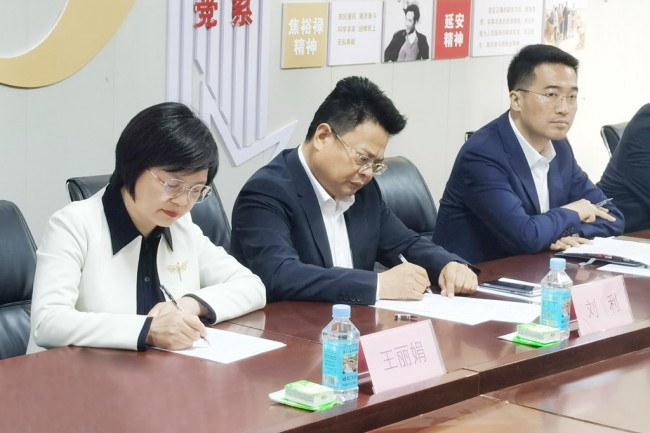 听取项目施工进度情况汇报.jpg