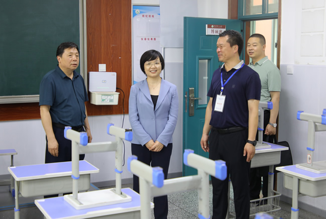 王丽娟一行查看郑州市第七十三中学考点标准化考场.jpg