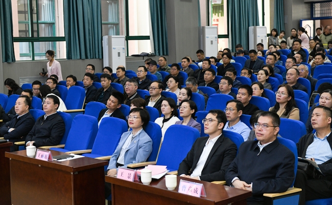 认真听会.jpg