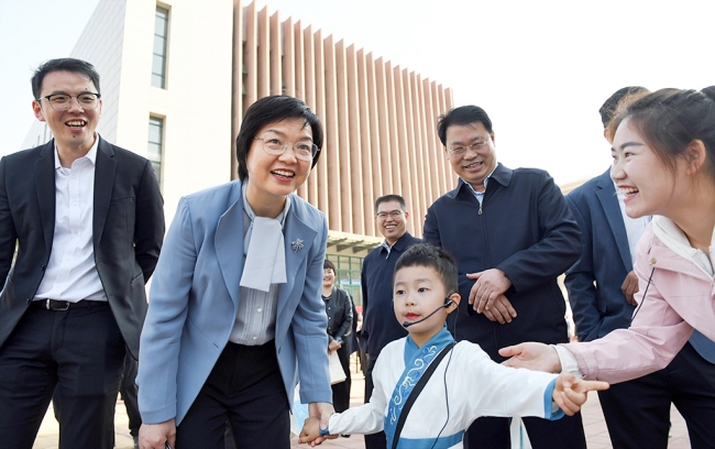 郑州市教育局党组书记、局长王丽娟参观新密市学校德育工作成果展。1.jpg